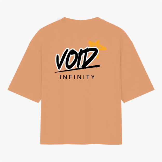 Camiseta com estampa traseira de texto "VOID" em estilo gráfico, estrela laranja estilizada no canto superior direito e palavra "INFINITY" logo abaixo.