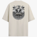 Camiseta com estampa traseira de figura mitológica musculosa levantando halteres, cercada por ornamentos clássicos e a inscrição "Iron Discipline".
