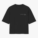 Camiseta com estampa frontal de texto "God Bless America Born 2000" e estampa traseira de ilustração de homem com óculos segurando bola de futebol americano.