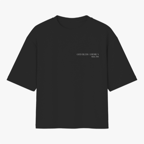 Camiseta com estampa frontal de texto "God Bless America Born 2000" e estampa traseira de ilustração de homem com óculos segurando bola de futebol americano.