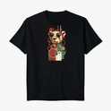 Camiseta com estampa frontal de um leão estilizado usando óculos, cercado por formas geométricas sobrepostas em um design moderno e artístico.