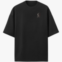 Camiseta com estampa frontal de silhueta intrigante de personagem e estampa traseira de personagem em destaque com detalhes chamativos e caracteres.