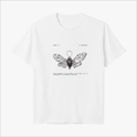 Camiseta com estampa frontal de uma borboleta estilizada composta por um corpo central e textos superiores e inferiores em fontes modernas.