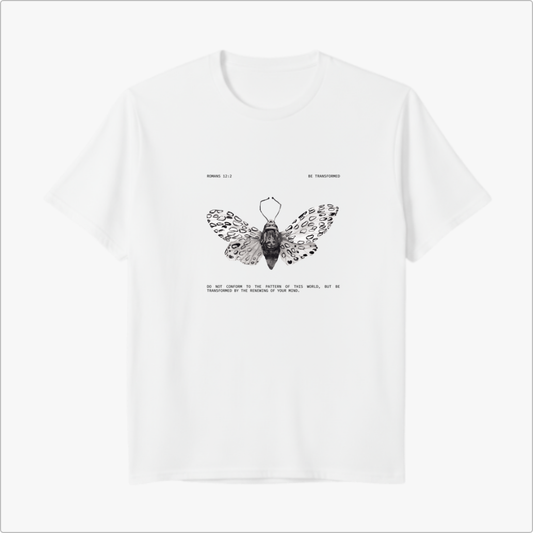 Camiseta com estampa frontal de uma borboleta estilizada composta por um corpo central e textos superiores e inferiores em fontes modernas.