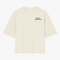 Camiseta com estampa frontal de texto "Forró é patrimônio" no lado superior esquerdo e estampa traseira de pequeno círculo ornamental no centro do colarinho.