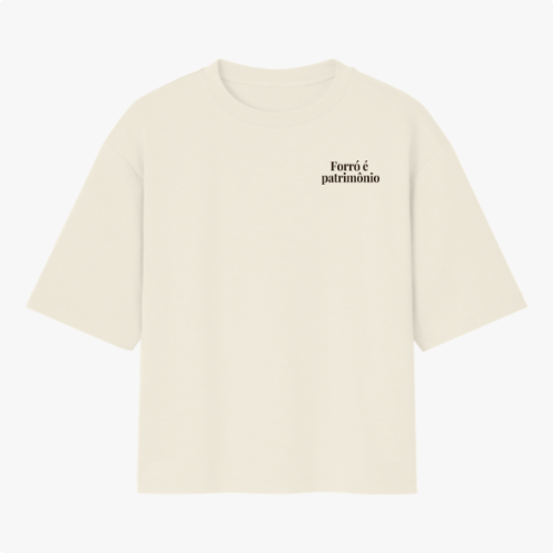 Camiseta com estampa frontal de texto "Forró é patrimônio" no lado superior esquerdo e estampa traseira de pequeno círculo ornamental no centro do colarinho.