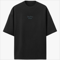 Camiseta com estampa frontal de texto pequeno "Sharing Memories, Full Clothing" e estampa traseira de menino segurando garrafa, com texto "Sharing Memories".