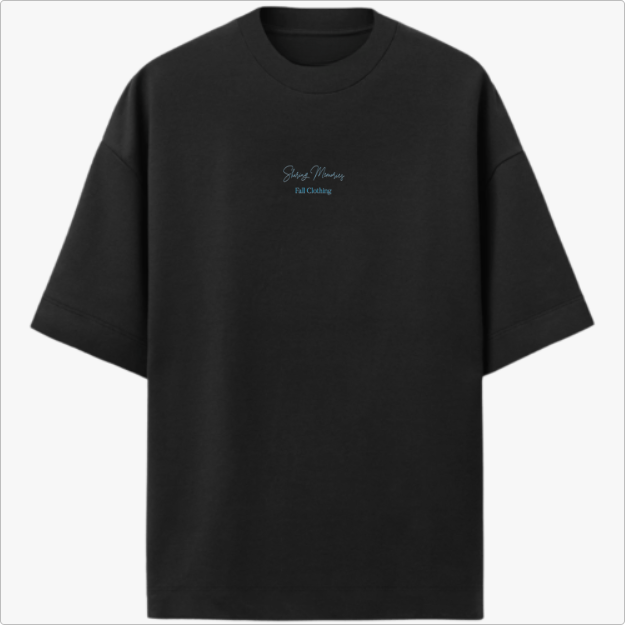 Camiseta com estampa frontal de texto pequeno "Sharing Memories, Full Clothing" e estampa traseira de menino segurando garrafa, com texto "Sharing Memories".