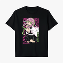 Camiseta com estampa frontal de personagem de anime, cabelos com tranças e envolvendo motivos florais e geométricos, acompanhada de caracteres japoneses.
