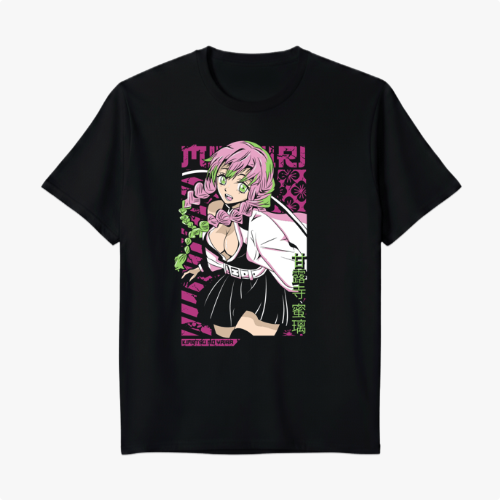 Camiseta com estampa frontal de personagem de anime, cabelos com tranças e envolvendo motivos florais e geométricos, acompanhada de caracteres japoneses.