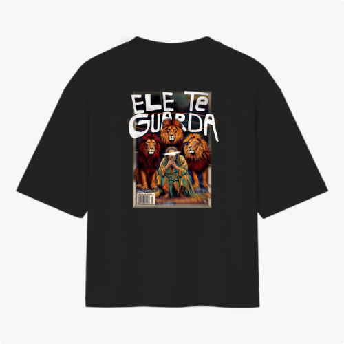 Camiseta com estampa frontal de logotipo oval com texto "eleve" e estampa traseira de ilustração com leões emoldurando uma pessoa e texto "ELE TE GUARDA".