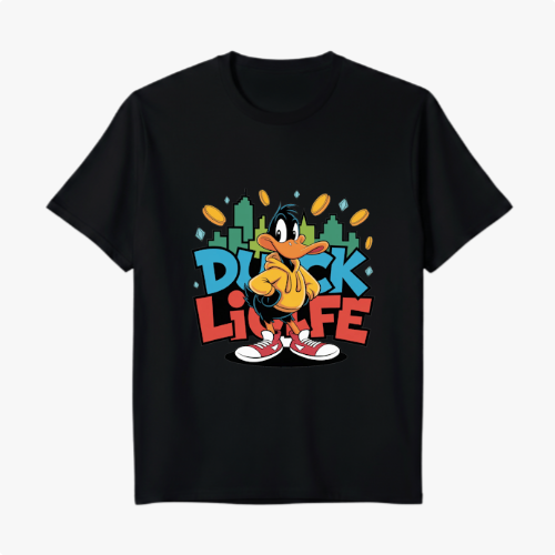 Camiseta com estampa frontal de pato estilizado em pose confiante, rodeado por moedas douradas, edifícios verdes e as palavras "Duck Life" em azul e vermelho.