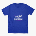 Camiseta com estampa frontal de letras estilizadas "Vybe de Quebrada" acompanhadas de uma coroa sobre o "V" e um traço com efeito de spray na parte inferior.