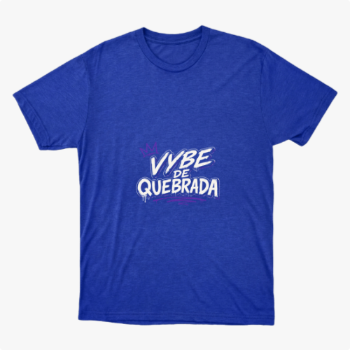 Camiseta com estampa frontal de letras estilizadas "Vybe de Quebrada" acompanhadas de uma coroa sobre o "V" e um traço com efeito de spray na parte inferior.