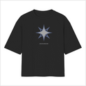 Camiseta com estampa frontal de estrela estilizada de oito pontas, acompanhada por texto discreto abaixo do desenho centralizado.