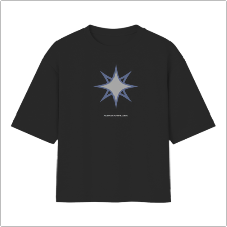 Camiseta com estampa frontal de estrela estilizada de oito pontas, acompanhada por texto discreto abaixo do desenho centralizado.