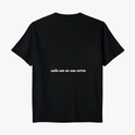 Camiseta com estampa frontal de um crânio com duas armas cruzadas, texto acima e abaixo, e estampa traseira com a frase "cada um no seu corre" em escrita cursiva.
