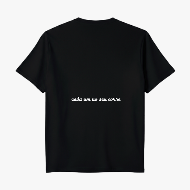 Camiseta com estampa frontal de um crânio com duas armas cruzadas, texto acima e abaixo, e estampa traseira com a frase "cada um no seu corre" em escrita cursiva.