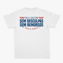 Camiseta com estampa frontal de um emblema pequeno com a palavra "VALA" e estampa traseira com texto "VALA KUSTOM SEM DESCULPAS SEM REMORSOS" e detalhes geométricos.