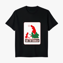 Camiseta com estampa frontal de silhueta de jogador de futebol em ação, bola à frente, cercado por outras figuras e textos em destaque.