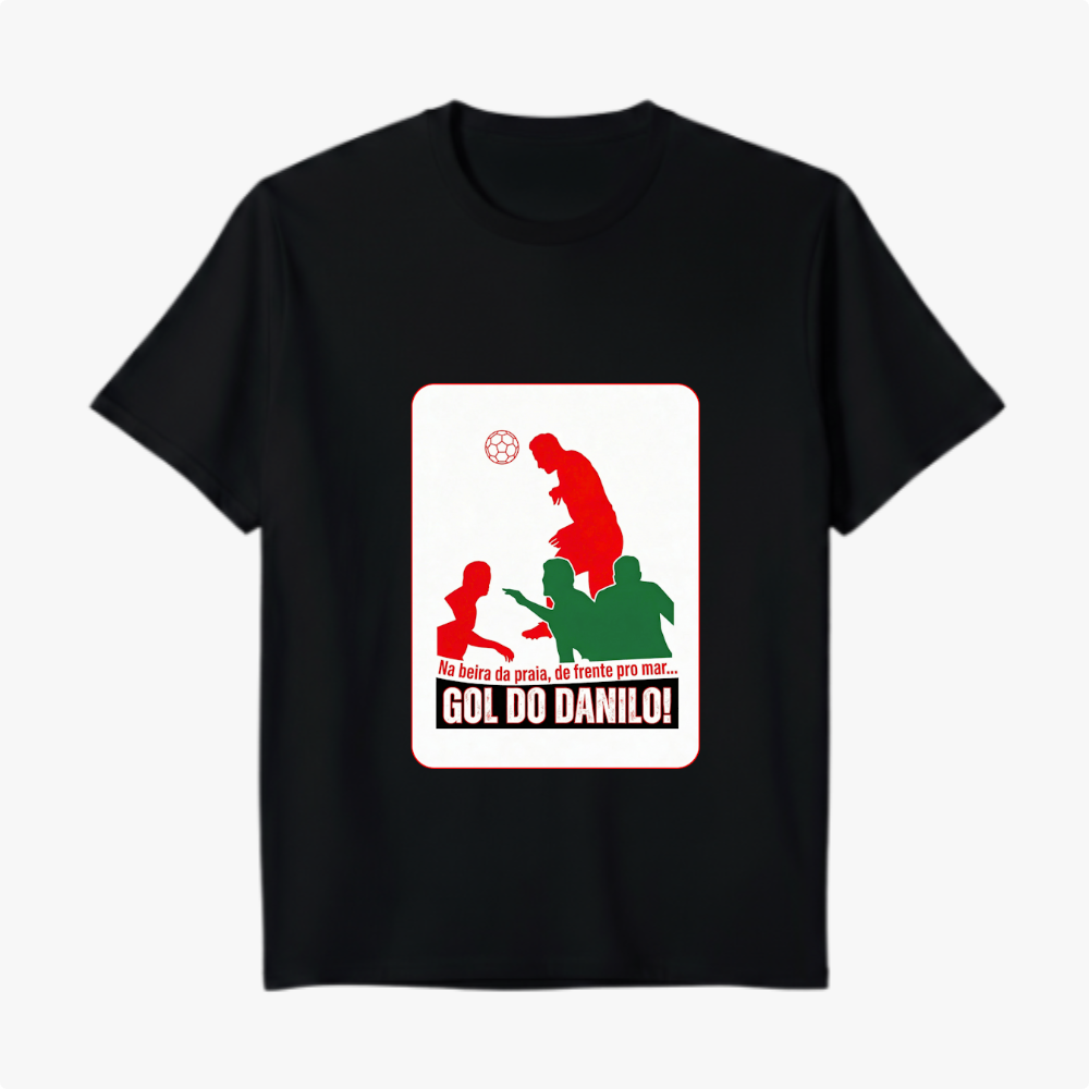 Camiseta com estampa frontal de silhueta de jogador de futebol em ação, bola à frente, cercado por outras figuras e textos em destaque.