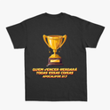 Camiseta com estampa frontal de troféu dourado pequeno e estampa traseira de troféu maior com a frase "Quem vencer herdará todas essas coisas Apocalipse 21:7".