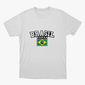 Camiseta com estampa frontal de "BRASIL" acima de cinco estrelas e a representação estilizada da bandeira do Brasil em destaque central.