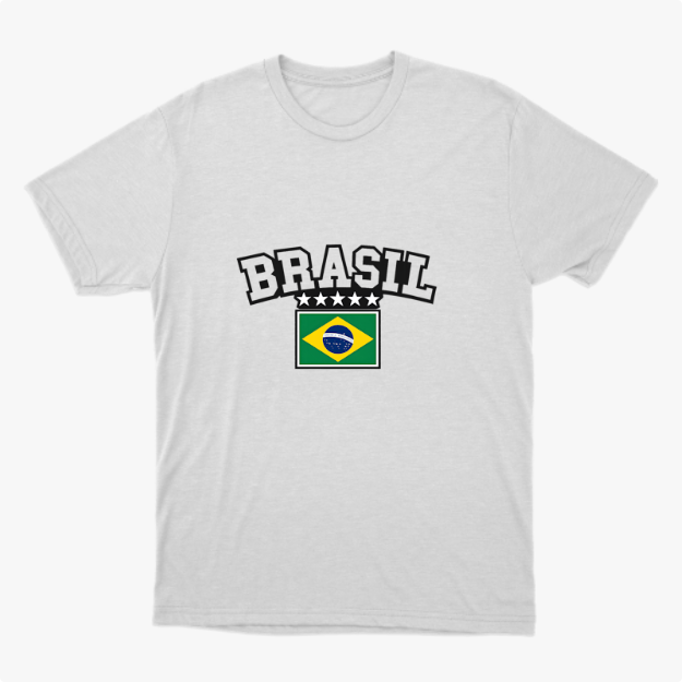 Camiseta com estampa frontal de "BRASIL" acima de cinco estrelas e a representação estilizada da bandeira do Brasil em destaque central.