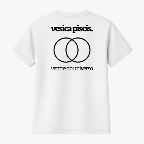 Camiseta com estampa frontal de logotipo estilizado incluindo texto "merk." e estampa traseira de interseção de dois círculos com textos "vesica piscis." e "ventre do universo".