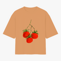 Camiseta com estampa frontal de três tomates brilhantes com hastes verdes, dispostos em um padrão artístico que realça detalhes visuais e cores vibrantes.