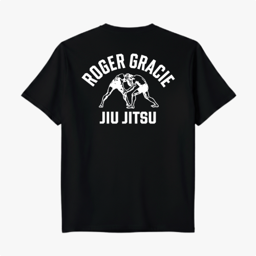 Camiseta com estampa frontal de logo e dois lutadores de jiu-jitsu em postura de combate, e estampa traseira de lutadores em ação sob logotipo em arco.