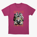 Camiseta com estampa frontal de cinco personagens de anime em pose determinada, com inscrição japonesa em destaque acima e abaixo das figuras.