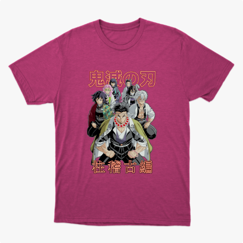 Camiseta com estampa frontal de cinco personagens de anime em pose determinada, com inscrição japonesa em destaque acima e abaixo das figuras.