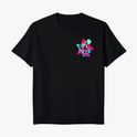 Camiseta com estampa frontal de figuras geométricas sobrepostas com silhuetas humanas e estampa traseira similar com posicionamento centralizado.