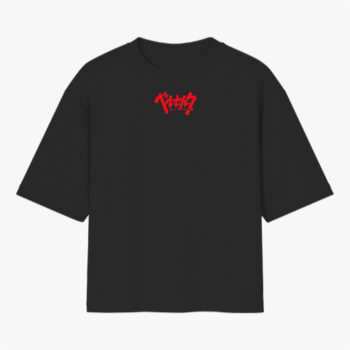 Camiseta com estampa frontal de caracteres estilizados em vermelho e estampa traseira de símbolo geométrico com efeitos de respingos verticais.