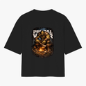 Camiseta com estampa frontal de texto "PRIMAL WEAR" e estampa traseira de guerreiro sentado ao lado de uma fogueira, com machado e fundo de caveiras.