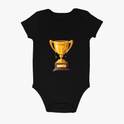 Body infantil com estampa frontal de um troféu dourado detalhado, posicionado sobre uma base decorativa, retratando brilho e detalhes esculpidos.