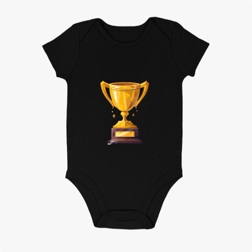 Body infantil com estampa frontal de um troféu dourado detalhado, posicionado sobre uma base decorativa, retratando brilho e detalhes esculpidos.