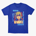 Camiseta com estampa frontal de uma personagem anime com cabelos longos, acompanhada de textos em estilo japonês ao redor.