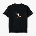 Camiseta com estampa frontal de bandeira brasileira e rosto de raposa dentro de círculo, mais texto pequeno, e estampa traseira de raposa com raquete.