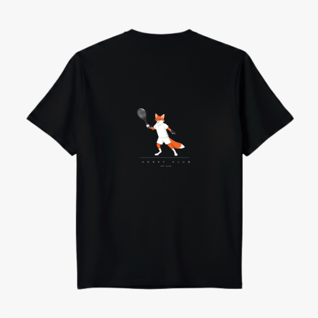 Camiseta com estampa frontal de bandeira brasileira e rosto de raposa dentro de círculo, mais texto pequeno, e estampa traseira de raposa com raquete.