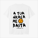 Camiseta com estampa traseira de frase "A TUA GRAÇA ME BASTA" com rosto sorridente e referência bíblica "2 CORÍNTIOS 12:9".