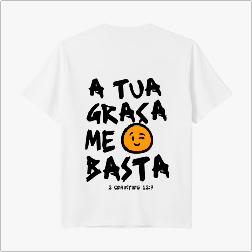 Camiseta com estampa traseira de frase "A TUA GRAÇA ME BASTA" com rosto sorridente e referência bíblica "2 CORÍNTIOS 12:9".