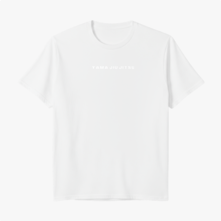 Camiseta com estampa frontal de texto "YAMA JIU JITSU" e estampa traseira de símbolo estilizado rodeado pelas palavras "YAMA JIU JITSU".