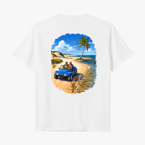 Camiseta com estampa frontal de texto "Pitangui Beach" e estampa traseira de paisagem litorânea com buggy azul, casal dentro, palmeira e céu claro.