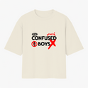 Camiseta com estampa frontal de texto estilizado "confused boys" com um símbolo de proibido e a palavra "fuck" cruzada por um grande X vermelho.