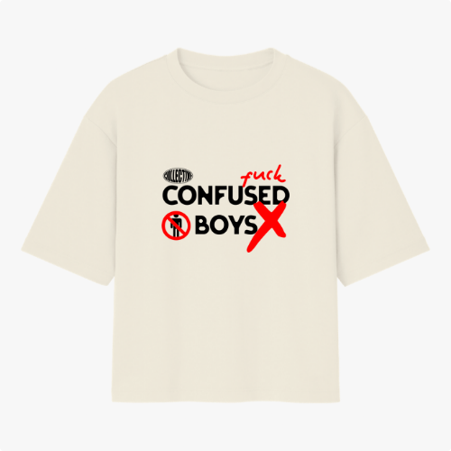 Camiseta com estampa frontal de texto estilizado "confused boys" com um símbolo de proibido e a palavra "fuck" cruzada por um grande X vermelho.