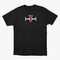 Camiseta com estampa frontal de elementos gráficos geométricos simétricos acompanhados das palavras "Kuarup" e "Xingu", e estampa traseira de "Xingu".
