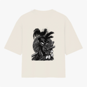 Camiseta com estampa frontal de símbolo circular estilizado e estampa traseira de desenho detalhado de personagem com adereços e expressão séria.