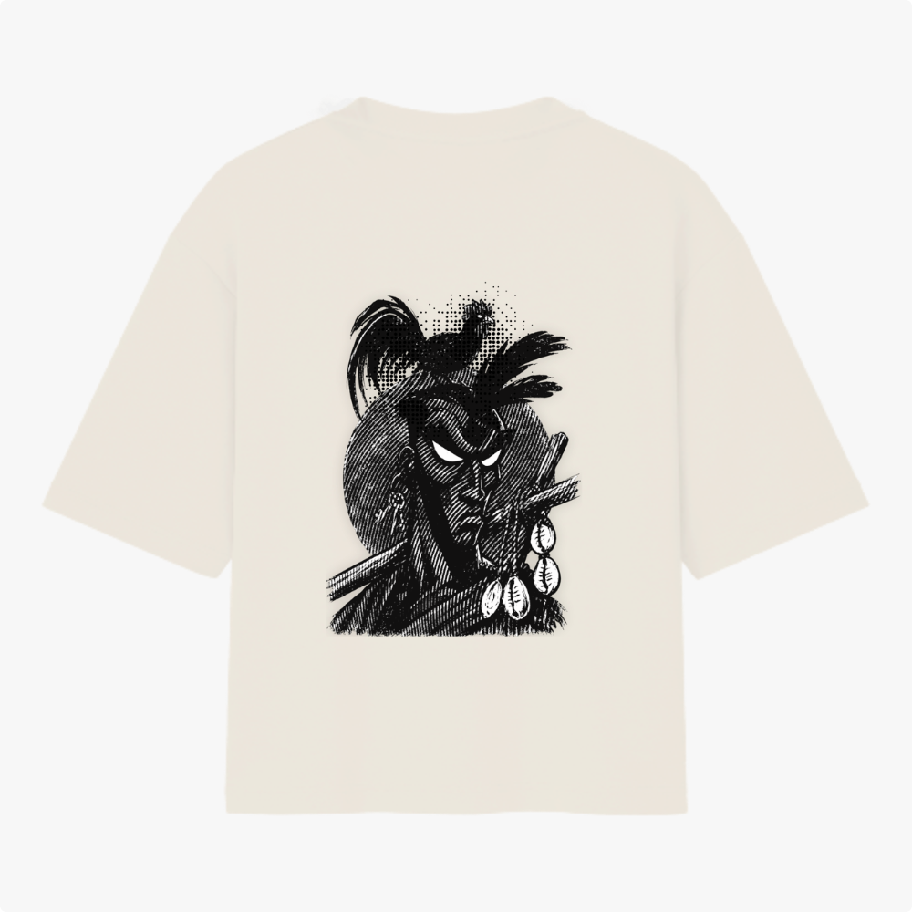 Camiseta com estampa frontal de símbolo circular estilizado e estampa traseira de desenho detalhado de personagem com adereços e expressão séria.